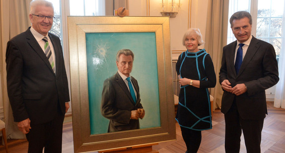 v.l.n.r.: Ministerpräsident Winfried Kretschmann, die Künstlerin Anke Doberauer und der ehemalige Ministerpräsident Günther Oettinger stehen vor Oettingers Porträt. (Foto: dpa)