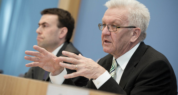 Ministerpräsident Winfried Kretschmann (r.) und Finanzminister Nils Schmid (l.) in der Bundespressekonferenz in Berlin (Foto: dpa)