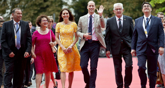 Deutsches Krebsforschungszentrum: Ministerpräsident Winfried Kretschmann (2.v.r.), Prinz William (3.v.r.), Herzogin Catherine (3.v.l.), Gerlinde Kretschmann (2.v.l.), Michael Baumann (r.), Vorstand Wissenschaft des DKFZ, und Josef Puchta (l.), Kaufmännischer Vorstand des DKFZ