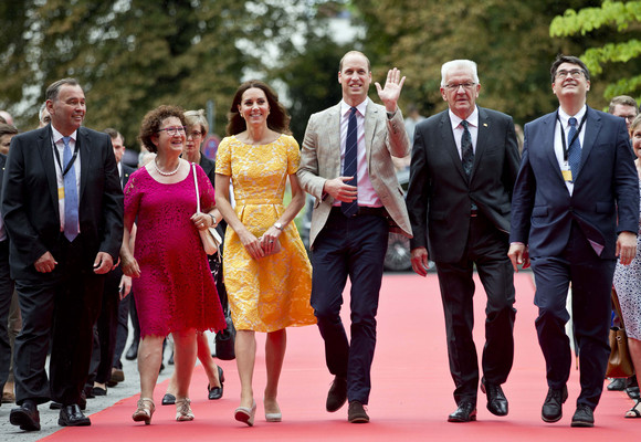 Deutsches Krebsforschungszentrum: Ministerpräsident Winfried Kretschmann (2.v.r.), Prinz William (3.v.r.), Herzogin Catherine (3.v.l.), Gerlinde Kretschmann (2.v.l.), Michael Baumann (r.), Vorstand Wissenschaft des DKFZ, und Josef Puchta (l.), Kaufmännischer Vorstand des DKFZ