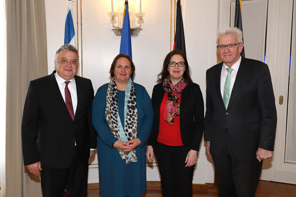 v.l.n.r.: Der israelische Botschafter Jeremy Issacharoff, Staatsministerium Theresa Schopper, die israelische Generalkonsulin Sandra Simovich und Ministerpräsident Winfried Kretschmann (Bild: Staatsministerium Baden-Württemberg)