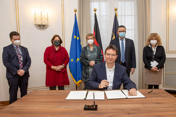 Jüdisches Leben Kooperation zu „1.700 Jahre jüdisches Leben in Deutschland“ Der Beauftragte der Landesregierung gegen Antisemitismus, Dr. Michael Blume (vorne, sitzend) unterzeichnet die Kooperationsvereinbarung, dahinter stehen (v.l.n.r.) der Geschäftsführer des Vereins „321-2021: 1700 Jahre jüdisches Leben in Deutschland e. V.“, Andrei Kovacs, Staatsministerin Theresa Schopper, die Generalsekretärin des Vereins „321-2021: 1700 Jahre jüdisches Leben in Deutschland e. V.“, Sylvia Löhrmann, der Vorsitzende der Israelitischen Religionsgemeinschaft Baden, Rami Suliman und die Vorsitzende der Israelitischen Religionsgemeinschaft Württemberg, Prof. Barbara Traub.