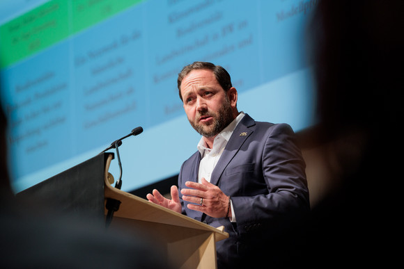 Staatssekretär Florian Hassler stellt die Struktur des Strategiedialogs Landwirtschaft vor