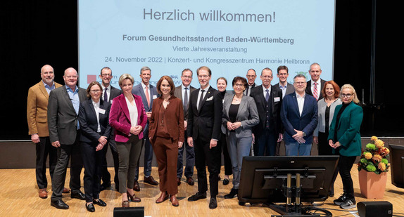 Gruppenbild anlässlich der vierten Jahresveranstaltung des Forums Gesundheitsstandort Baden-Württemberg in Heilbronn