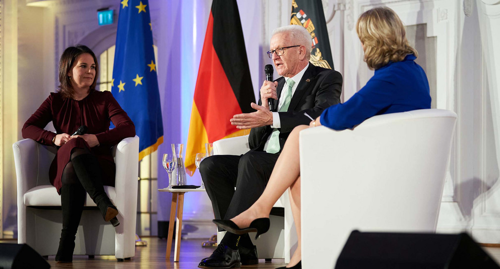 Podiumsdiskussion mit Bundesaußenministerin Annalena Baerbock (links), Ministerpräsident Winfried Kretschmann (Mitte) und Moderatorin Ute Brucker (rechts) 
