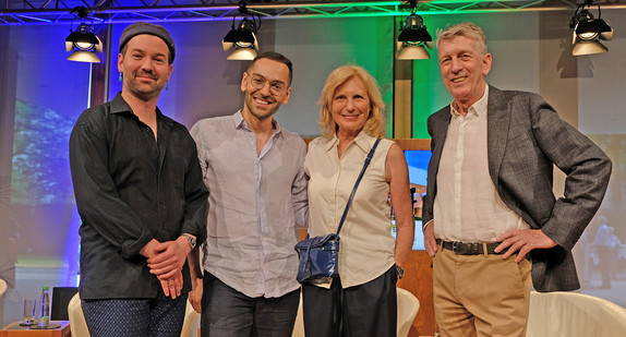 Gruppenfoto (v.l.n.r.) mit Mario Högemann, Atahan Demirel, Maren Kroymann und Matthias Frings