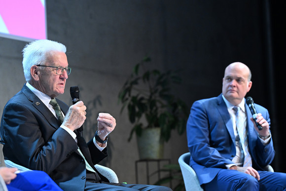 Ministerpräsident Winfried Kretschmann (links) und Robin Alexander (rechts), stellvertretender Chefredakteur der WELT Politik, bei einem Podiumsgespräch. 