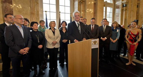 Ministerpräsident Winfried Kretschmann (M.) mit Mitgliedern der Landesregierung