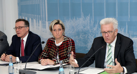 v.l.n.r.: Der neue Technologiebeauftragte des Landes, Prof. Dr. Wilhelm Bauer, Wirtschaftsministerin Dr. Nicole Hoffmeister-Kraut und Ministerpräsident Winfried Kretschmann bei der Regierungspressekonferenz