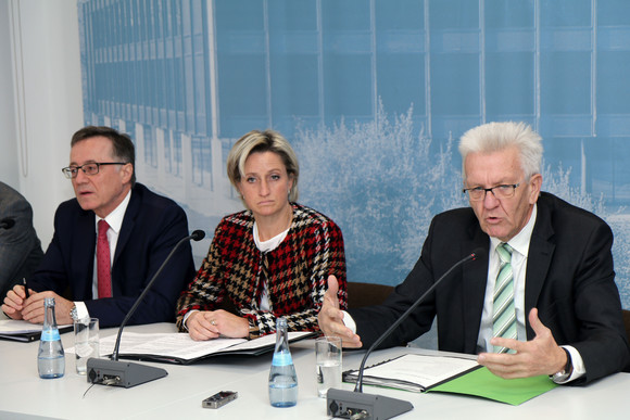 v.l.n.r.: Der neue Technologiebeauftragte des Landes, Prof. Dr. Wilhelm Bauer, Wirtschaftsministerin Dr. Nicole Hoffmeister-Kraut und Ministerpräsident Winfried Kretschmann bei der Regierungspressekonferenz