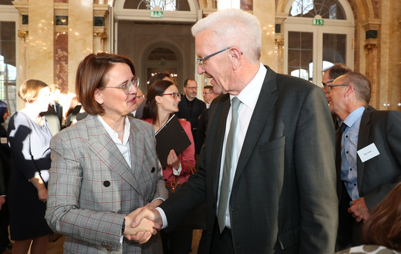 Ministerpräsident Winfried Kretschmann (r.) und Staatsministerin Annette Widmann-Mauz (l.), Beauftragte der Bundesregierung für Migration, Flüchtlinge und Integration (Bild: Staatsministerium Baden-Württemberg)