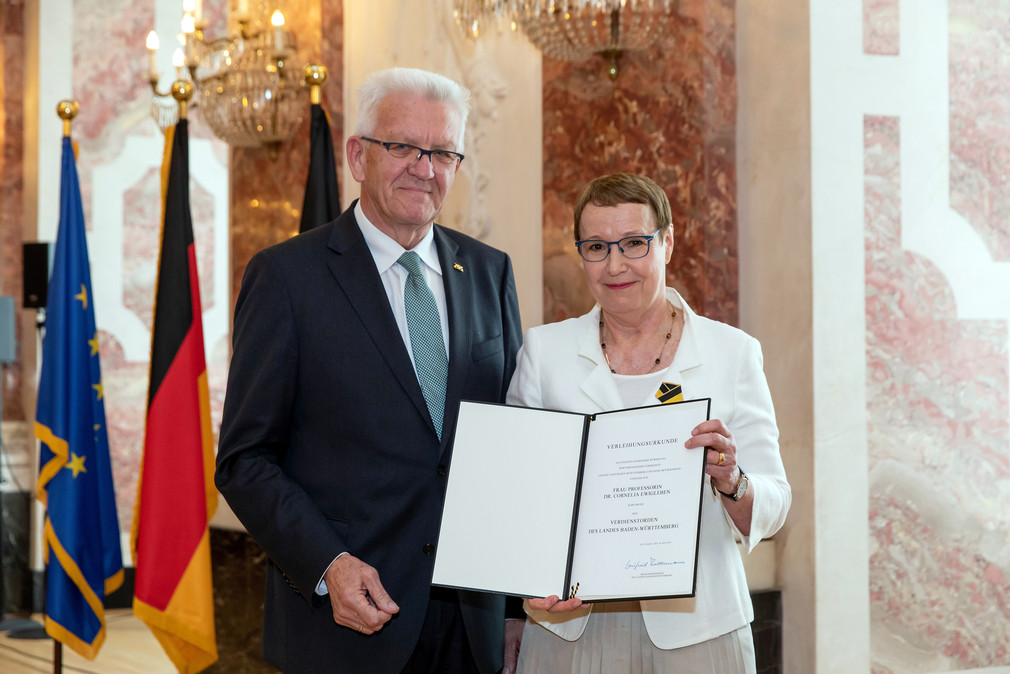 Ministerpräsident Winfried Kretschmann (l.) und Prof. Dr. Cornelia Ewigleben (r.) (Bild: Staatsministerium Baden-Württemberg)