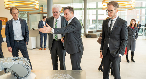 Ministerpräsident Winfried Kretschmann beim Besuch des Bosch-Werks in Stuttgart-Feuerbach.