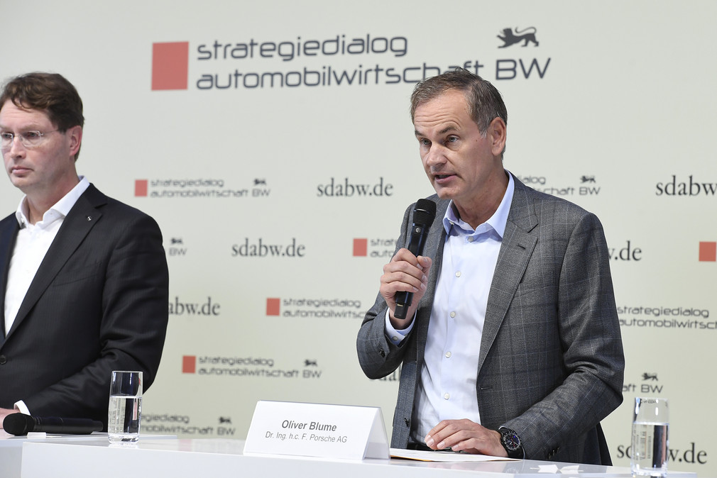 Oliver Blume (rechts), Vorstandsvorsitzender der Dr. Ing h.c. F. Porsche AG, spricht auf der Pressekonferenz bei der fünften Jahresveranstaltung des Strategiedialogs Automobilwirtschaft.