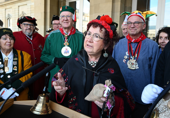 Gerlinde Kretschmann (Mitte) überreicht eine Spende an die Stiftung „Singen mit Kindern“