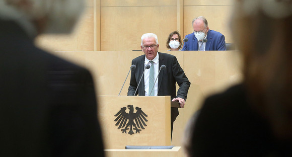 Ministerpräsident Winfried Kretschmann steht am Rednerpult im Bunderat in Berlin.