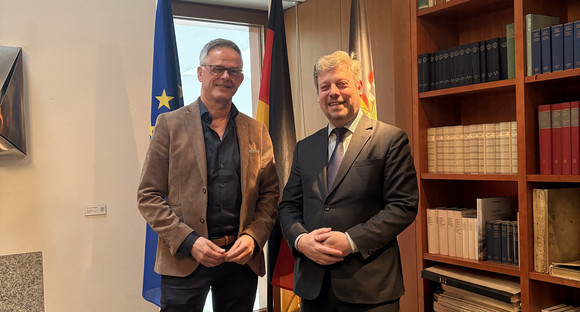 Zu sehen sind Staatssekretär Rudi Hoogvliet (links) und S.E. Herrn Piet Heirbau beim Empfang in der Landesvertertung