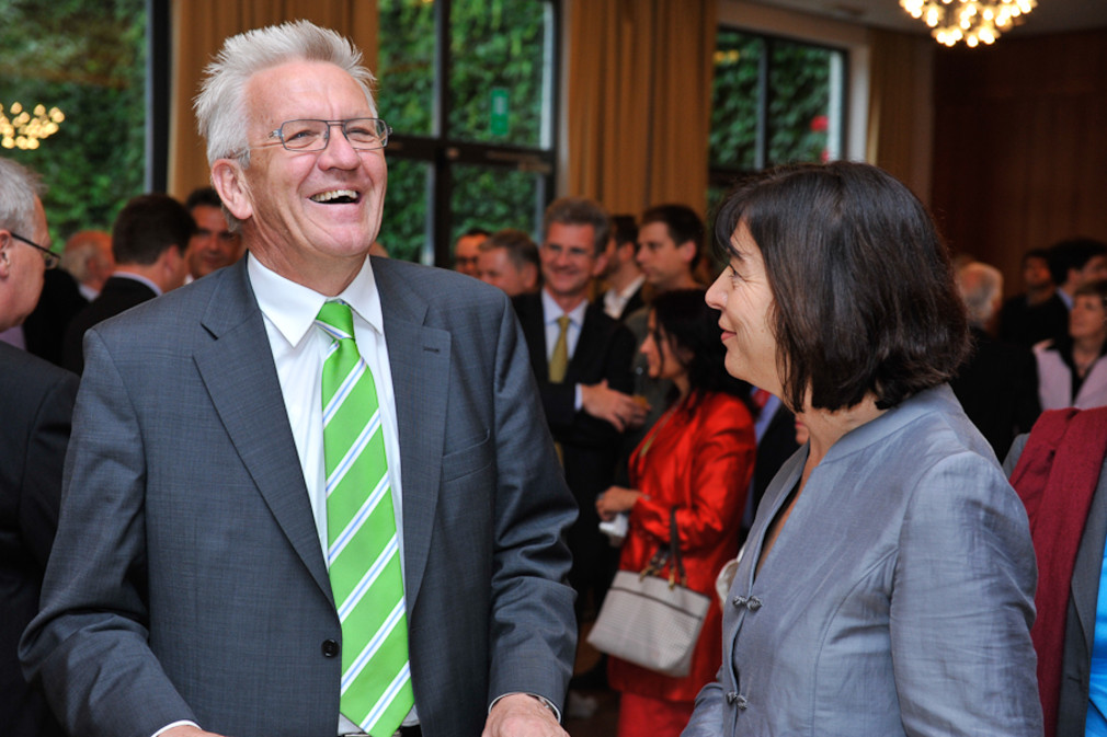 Ministerpräsident Winfried Kretschmann (l.) im Gespräch mit der Ko-Vorsitzenden der Fraktion der Grünen im EU-Parlament, Rebecca Harms (r.)