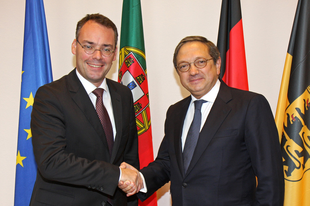 Minister Peter Friedrich (r.) und der portugiesische Botschafter Caetano Luís Pequito De Almeida Sampaio (l.)