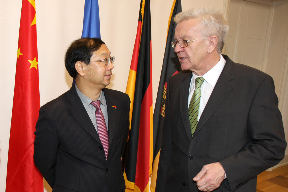 Ministerpräsident Winfried Kretschmann (r.) und der chinesische Botschafter Mingde Shi (l.)
