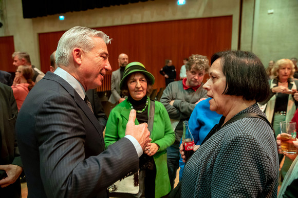 Innenminister Thomas Strobl (.l) im Gespräch mit Bürgern (Bild: Staatsministerium Baden-Württemberg)