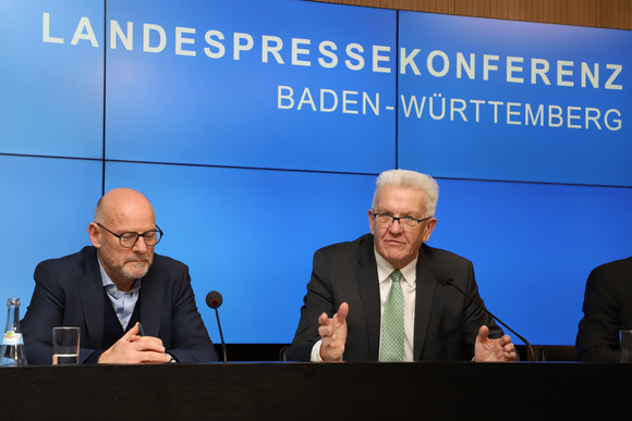 Ministerpräsident Winfried Kretschmann (r.) und Verkehrsminister Winfried Hermann (l.) (Bild: Staatsministerium Baden-Württemberg)