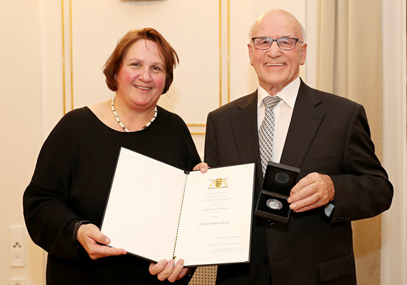 Staatsministerin Theresa Schopper (l.) überreicht German Weller (r.) die Staufermedaille (Bild: Staatsministerium Baden-Württemberg)