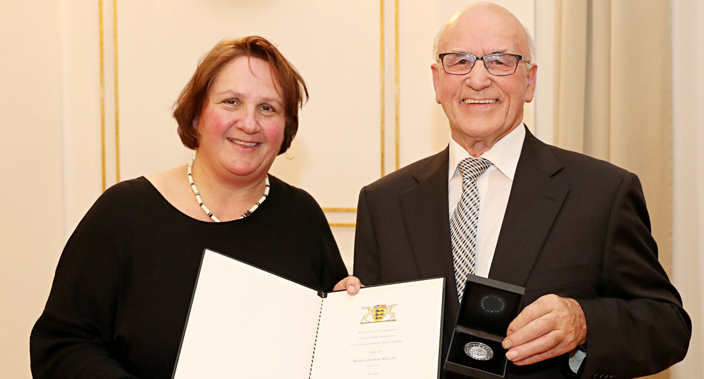 Staatsministerin Theresa Schopper (l.) überreicht German Weller (r.) die Staufermedaille (Bild: Staatsministerium Baden-Württemberg)