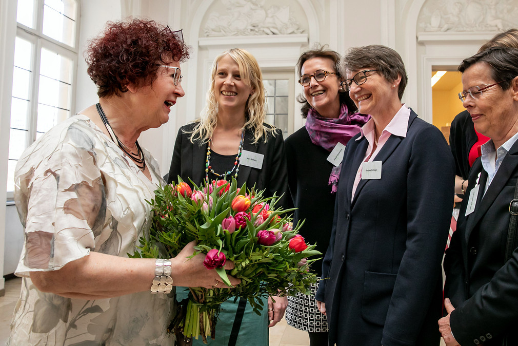 Gerlinde Kretschmann (l.) bekommt einen Blumenstrauß (Bild: Staatsministerium Baden-Württemberg)