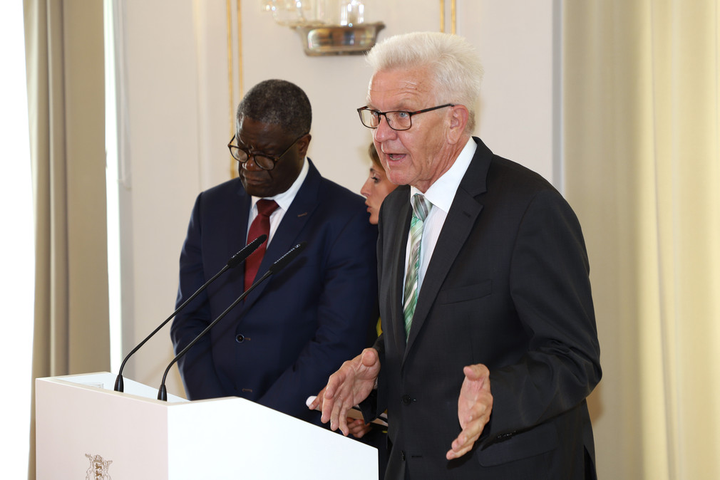 Ministerpräsident Winfried Kretschmann (r.) und Friedensnobelpreisträger Dr. Denis Mukwege (l.) mit Dolmetscherin (M.) (Bild: Staatsministerium Baden-Württemberg)