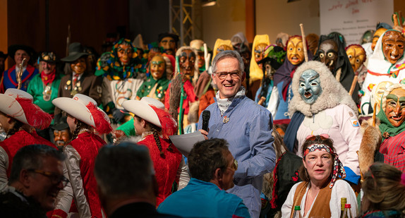Staatsekretär Rudi Hoogvliet inmitten der Närrinnen und Narren des VAN e. V.