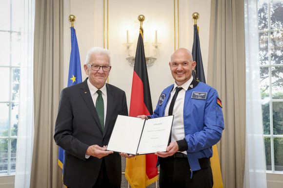 Auszeichnung Ehrentitel Professor an Dr. Alexander Gerst verliehen Ministerpräsident Winfried Kretschmann (links) und Dr. Alexander Gerst (rechts)