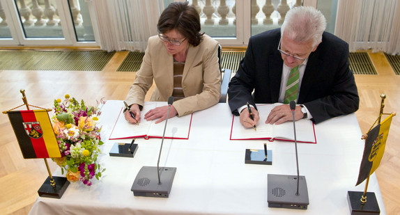 Ministerpräsidentin Malu Dreyer (l.) und Ministerpräsident Winfried Kretschmann (r.) unterzeichnen in Baden-Baden den SWR-Staatsvertrag. (Foto: dpa)