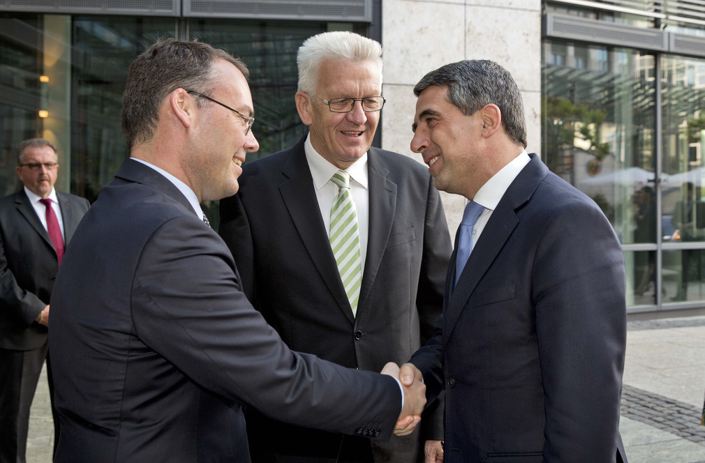 v.l.n.r.: Europaminister Peter Friedrich, Ministerpräsident Winfried Kretschmann und der bulgarische Staatspräsident Rosen Plevneliev