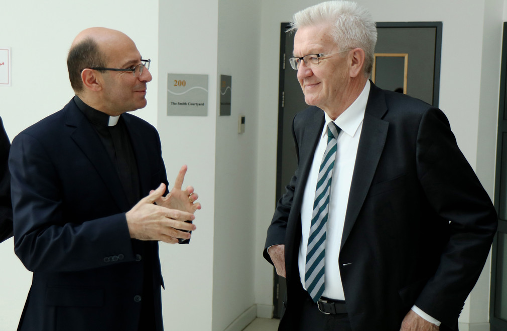 Ministerpräsident Winfried Kretschmann (r.) im Gespräch mit Pfarrer Mitri Raheb (l.) beim Besuch des Dar al-Kalima College in Bethlehem
