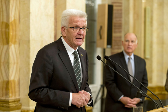 Ministerpräsident Winfried Kretschmann (l.) und der Gouverneur von Kalifornien, Edmund G. „Jerry“ Brown Jr. (r.)