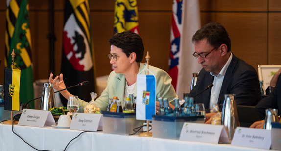 Marion Gentges (links), Ministerin der Justiz und für Migration und Georg Eisenreich (rechts), Bayerns Justizminister