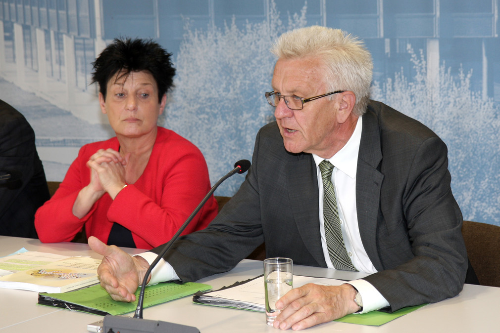 Ministerpräsident Winfried Kretschmann (r.) und Sozialministerin Katrin Altpeter (l.) bei der Regierungspressekonferenz am 9. Juni 2015 in Stuttgart