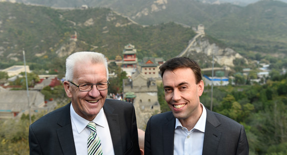 Ministerpräsident Winfried Kretschmann (l.) und Wirtschafts-und Finanzminister Dr. Nils Schmid (r.) an der Großen Mauer bei Peking