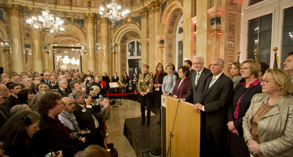 Ministerpräsident Winfried Kretschmann und Ehefrau Gerlinde mit den Mitgliedern des Kabinetts (r.) vor den Gästen des Neujahrsempfangs
