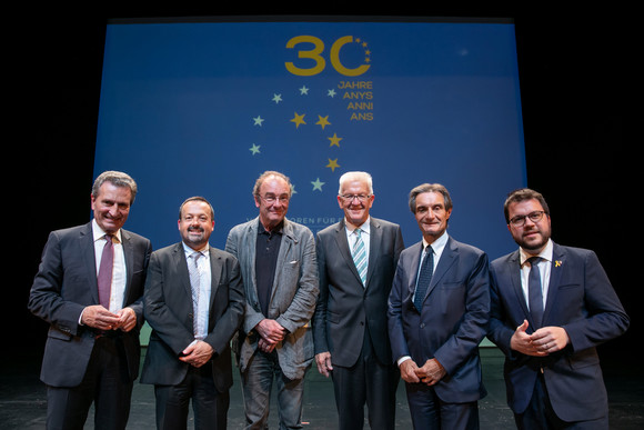 v.l.n.r.: EU-Kommissar Günther Oettinger, Yannick Neuder (Vizepräsident von Auvergne-Rhône-Alpes), Robert Menasse, Ministerpräsident Winfried Kretschmann, Attilio Fontana (Präsident der Lombardei) und Pere Aragonès (Vize-Präsident Kataloniens)