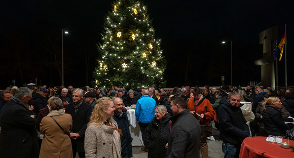 Gäste vor dem erleuchteten Weihnachtsbaum