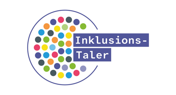 Abgebildet ist das Logo zum Förderprogramm "Inklusionstaler". In einem Kreis finden sich viele kleine Punkte in allen Farben. Auf halber Höhe steht rechts der Schriftzug "Inklusionstaler" in weiß auf blauem Grund.