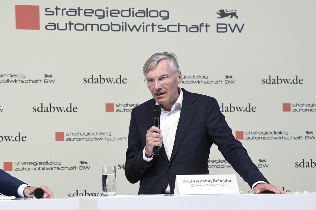 Wolf-Henning Scheider, Vorstandsvorsitzender der ZF Friedrichshafen AG, spricht auf der Pressekonferenz bei der fünften Jahresveranstaltung des Strategiedialogs Automobilwirtschaft.
