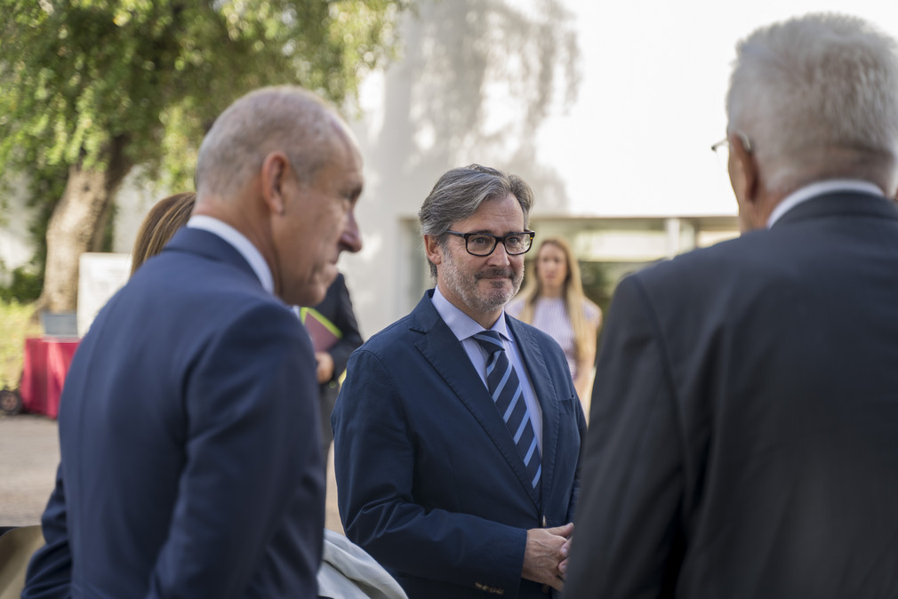 Ministerpräsident Winfried Kretschmann (rechts) im Gespräch mit einem Vertreter der spanischen Delegation in Sevilla. 