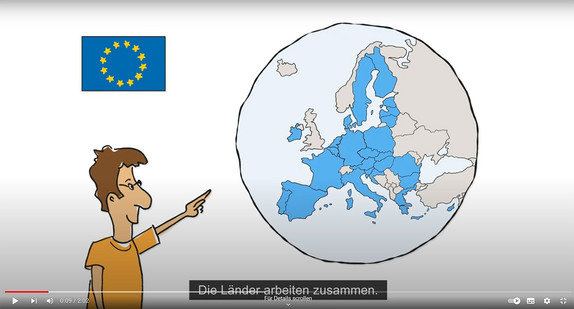 Screenshot Erklärvideo: Figur zeigt auf Erdkugel, auf der Europa farbig markiert ist. Daneben die Europaflagge.