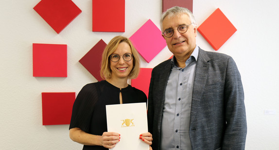 Wiebke Wiesner (links) und Staatssekretär Arne Braun (rechts) Wiebke Wiesner (links) und Staatssekretär Arne Braun (rechts)