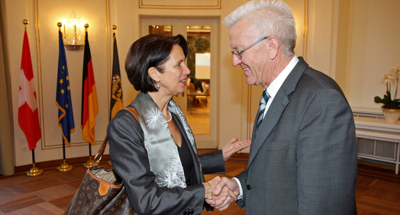 Ministerpräsident Winfried Kretschmann (r.) und die Botschafterin der Schweizerischen Eidgenossenschaft, Christine Schraner Burgener (l.)