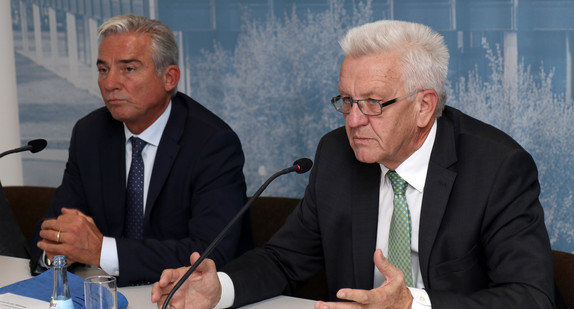 Ministerpräsident Winfried Kretschmann (r.) und Innenminister Tomas Stobl (l.)