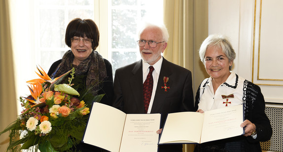 Die Staatsrätin für Zivilgesellschaft und Bürgerbeteiligung, Gisela Erler (l.), Albert Bäumer (M.) und Ilse Bäumer (r.)